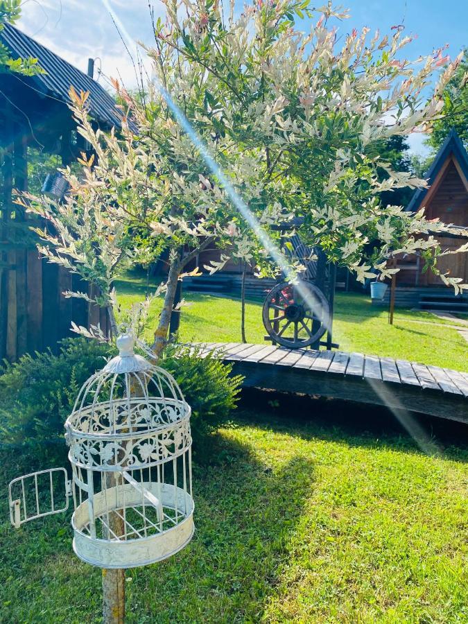 Rooms & Glamping Lana Haus Licko Petrovo Selo Eksteriør billede