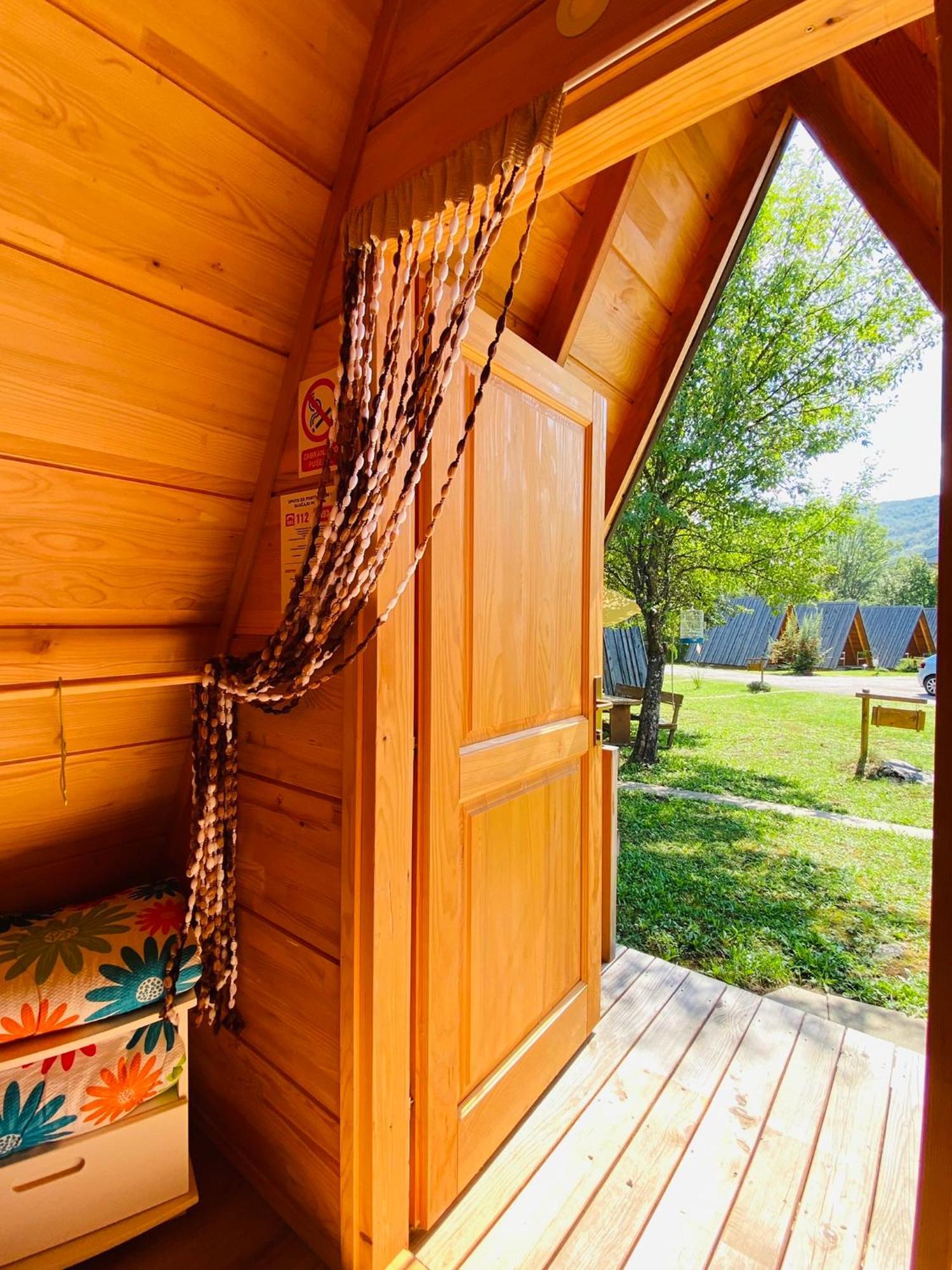 Rooms & Glamping Lana Haus Licko Petrovo Selo Eksteriør billede