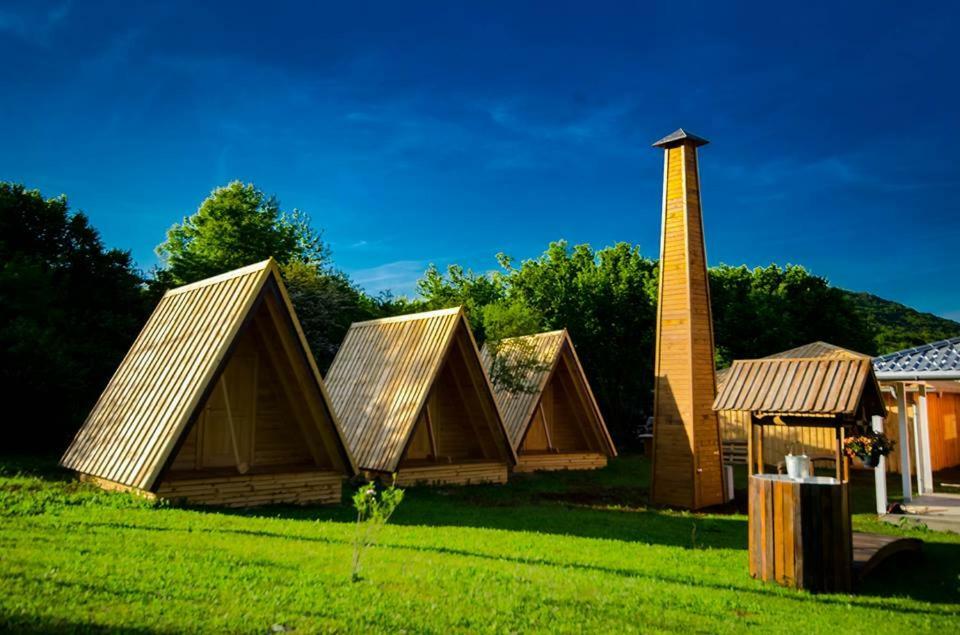 Rooms & Glamping Lana Haus Licko Petrovo Selo Eksteriør billede